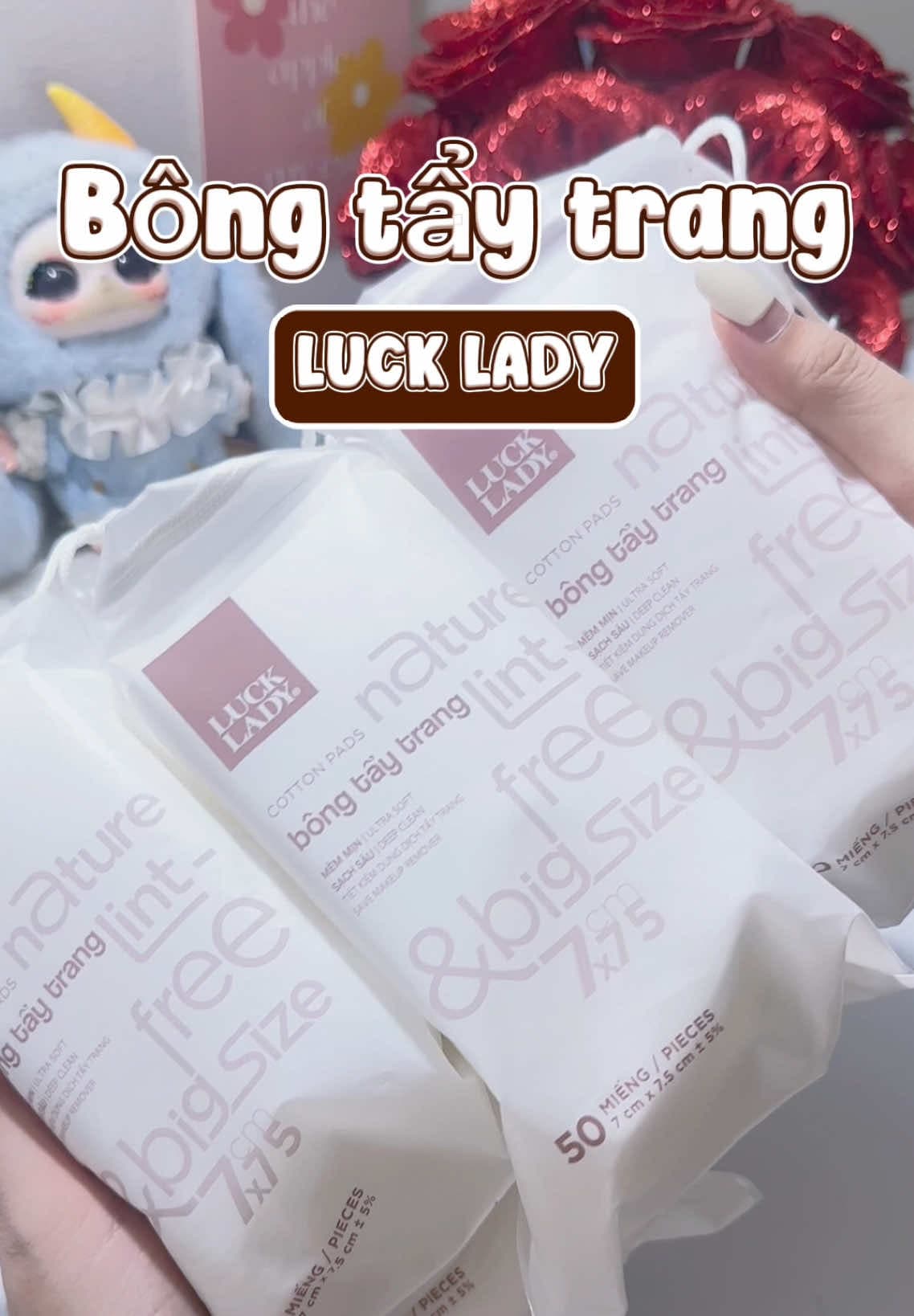 Bông tẩy trang to gấp đôi, lau một miếng gần phủ cả mặt